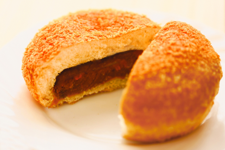 カレーパンを割ったところ